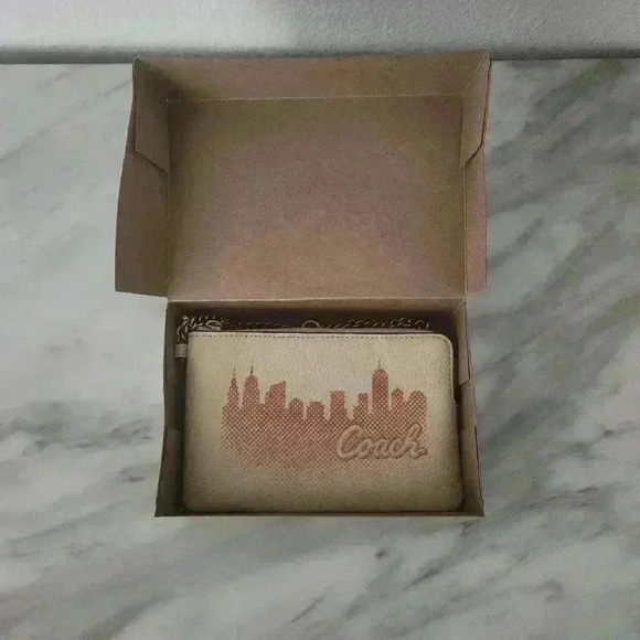 NWOT Coach X Jennifer Lopez Corner Zip Wristlet with NYC Skyline - Picture 7 of 8